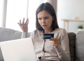 Mujer Preocupada Porque Usaron su Tarjeta de Crédito